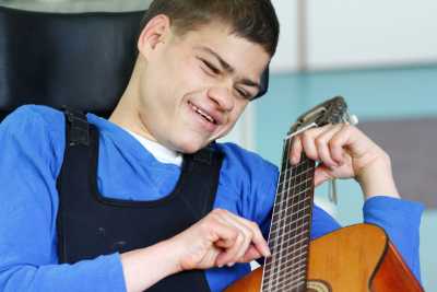 Ein junger Mann spielt Gitarre 
