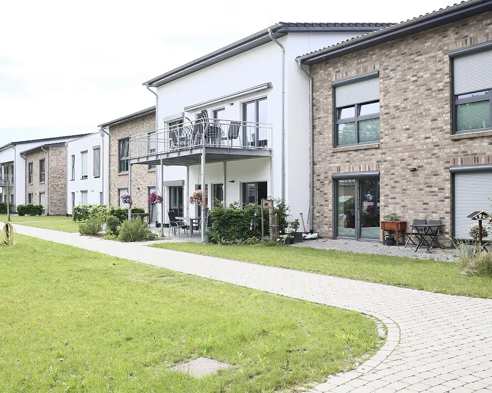 Eine Perspektivansicht von modernen Reihenhäusern in denen die Wohngemeinschaften leben.