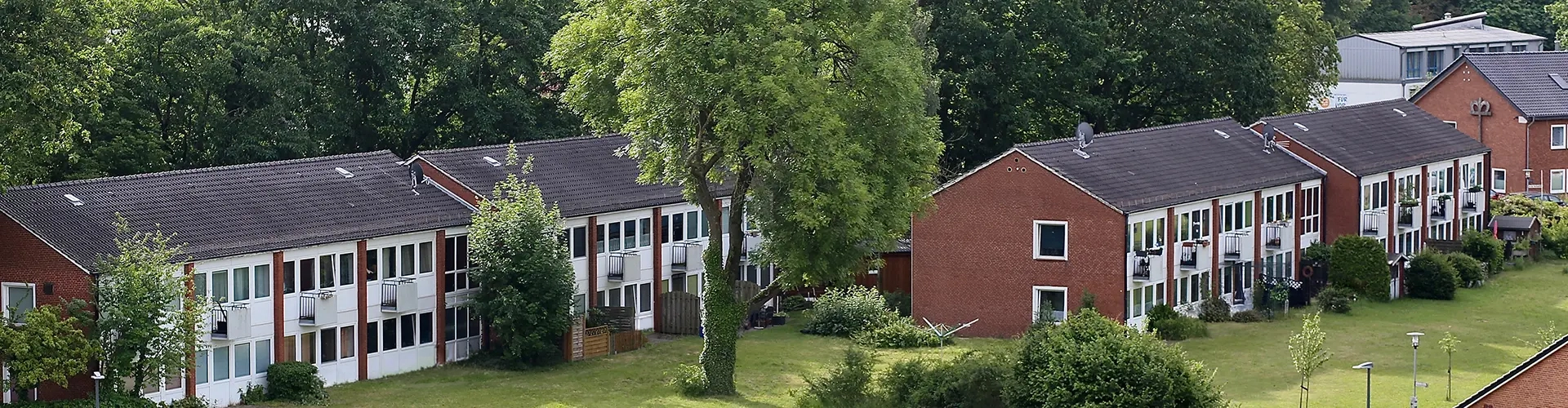 Ein Blick von oben auf ein Teil des Geländes der Lilienthaler Diakonie mit zwei langen zweistöckigen Häusern.