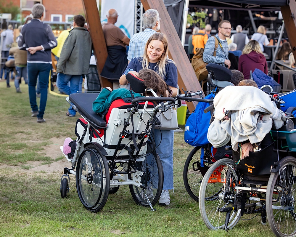 Besucher, Bewohner und Betreuer auf dem Open Air Fest der Lilienthaler Diakonie