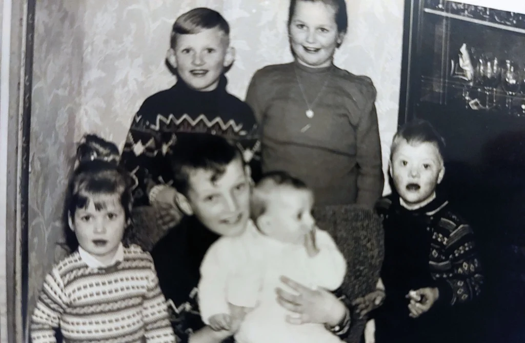 Rolf als kleiner Junge mit seinen fünf Geschwistern