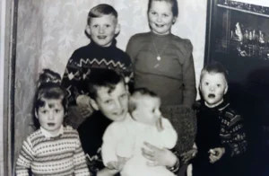 Rolf als kleiner Junge mit seinen fünf Geschwistern