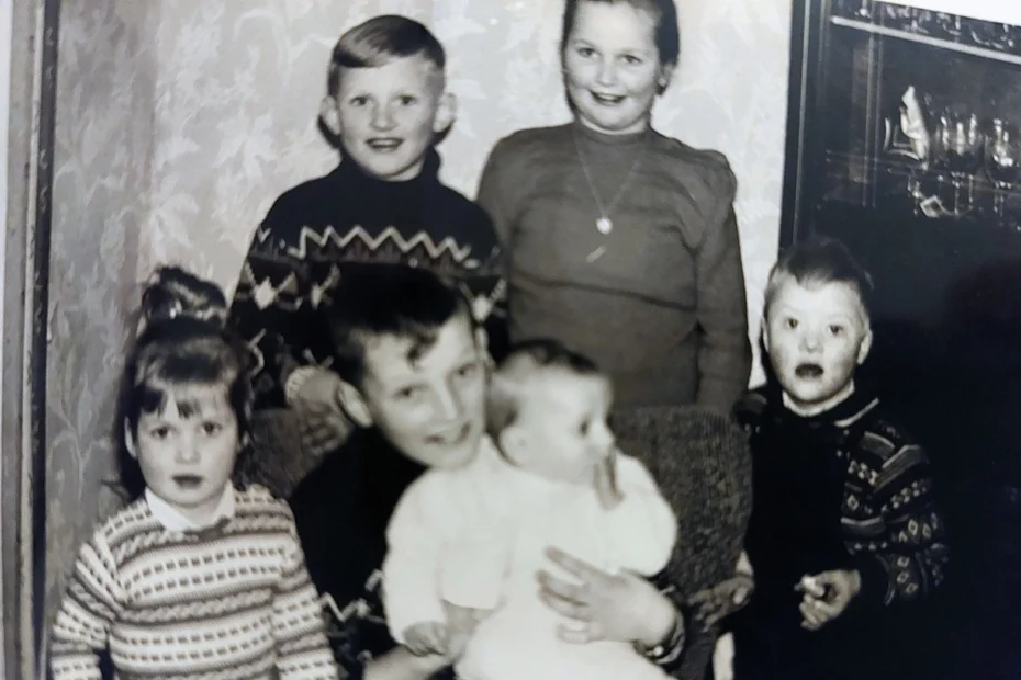 Rolf als kleiner Junge mit seinen fünf Geschwistern